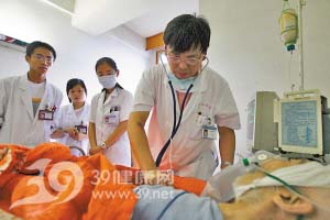 患肝癌仍坐镇抢救病人 300病人为好医生寻肝源