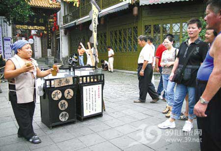 男子身高1.35米自称武大郎当街征婚(图)