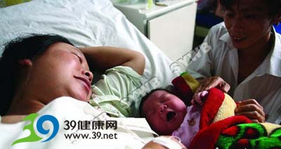 湖北十堰一名女婴降生时重12.4斤(组图)