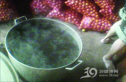 直击“红枣”制造过程：一个小时 青枣“熟了”