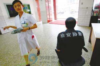 资深医生遭到羁押示众 无奈辞职