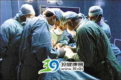 医生妙手施仁术 患者“清醒”接受脑手术(图)