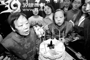 孪生姐妹过80大寿 亲友现场认错人(图)
