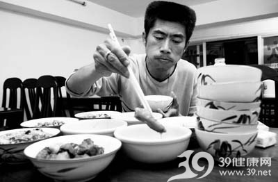 大胃王男子每顿吃8两米 吃自助最划算(图)