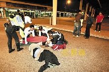 醉酒情侣忘情接吻 被车撞倒仍十指紧扣