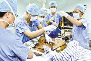 超级象面人二动刀再割掉5公斤肉瘤