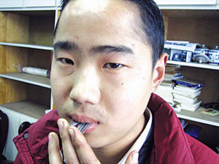 小伙嘴里练出绝技 用舌头牙齿20秒内穿好24根针(图)