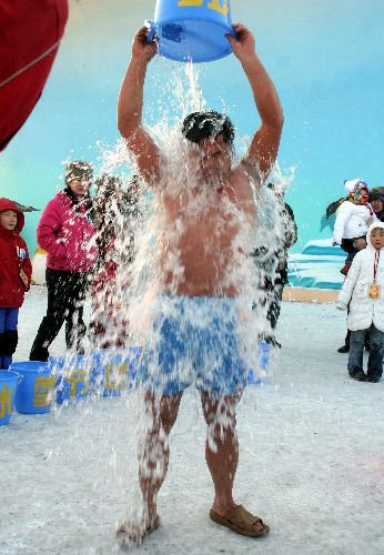 挑战人类耐寒极限 男子零下20度冰水泼身(图)