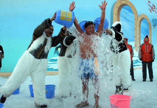 挑战人类耐寒极限 男子零下20度冰水泼身(图)