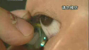 湖南男子可用眼睛弹钢琴 眼球上能写字(图)