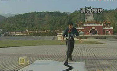 湖南男子可用眼睛弹钢琴 眼球上能写字(图)