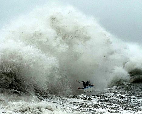 英国一年轻冲浪者挑战15米高的海浪(组图)