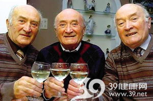 三胞胎兄弟同庆80岁生日(图)