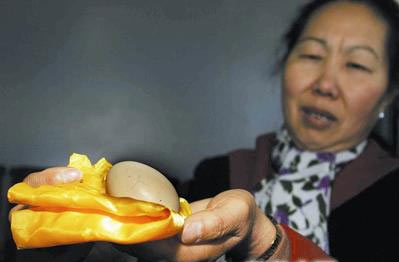 鸡蛋上写有“人”字 水洗不掉煮熟不褪色(图)