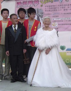 老妇孤独91年 穿婚纱礼服圆梦(图)