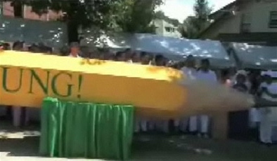 美国男子造出世界最大铅笔 重达10吨(图)