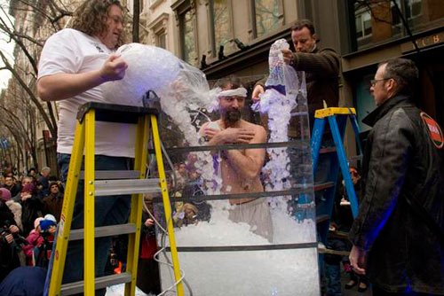 荷兰冰人全身触冰72分钟创新记录(组图)