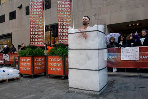 荷兰冰人全身触冰72分钟创新记录(组图)