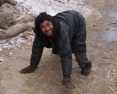 河北“爬行人”家庭获救助(组图)