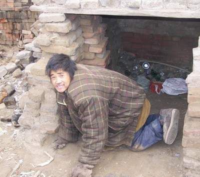 河北“爬行人”家庭获救助(组图)