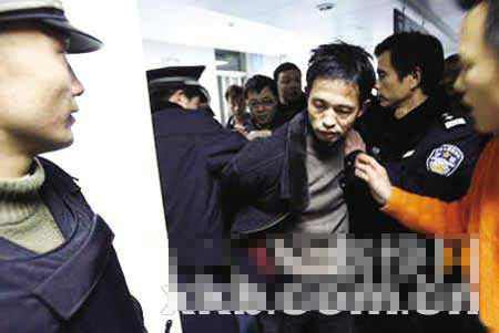 患者家属劫持护士 公安局长扮医生夺刀救人(图)