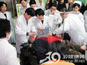 男子突然晕倒门诊大厅 医生就地手术救命(图)