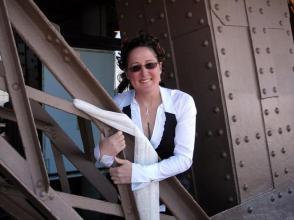 美国一女兵患恋物癖 与埃菲尔铁塔结婚