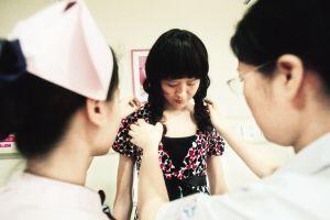 1米8男子变性成功穿上短裙成漂亮女人