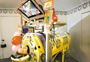 美国一女子在呼吸机中存活58年