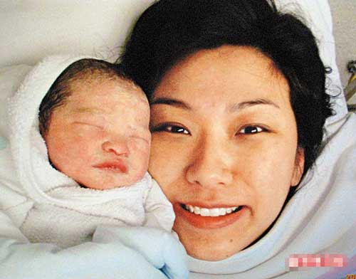 莫可欣剖腹产5.7磅女婴 方中信兴奋不已