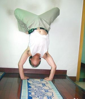 重庆老汉创倒立俯卧撑 每天做300次强身健体