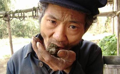 患异食症男子吃泥巴48年 每天吃上6、7斤