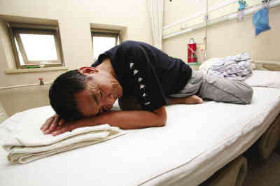 男子“跪着睡觉”达2年 躺着睡觉会憋死(图)