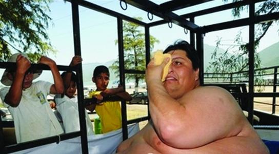 世界第一巨胖310公斤 出行劳驾卡车