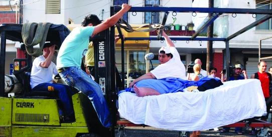 世界第一巨胖310公斤 出行劳驾卡车