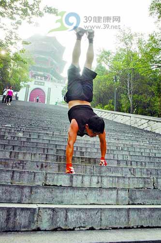 男子47秒双拳倒立下88级台阶 挑战吉尼斯纪录