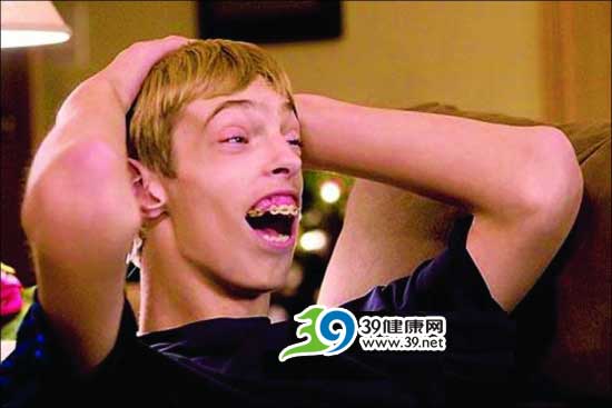 2.13米!12岁小巨人基因突变还在长(图)