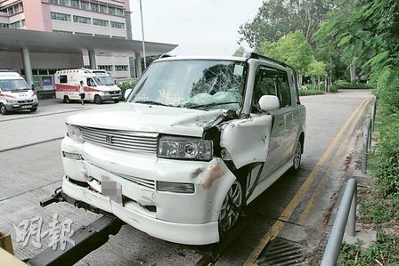 徐子珊突发车祸人无恙 闪避狗只失控撞车