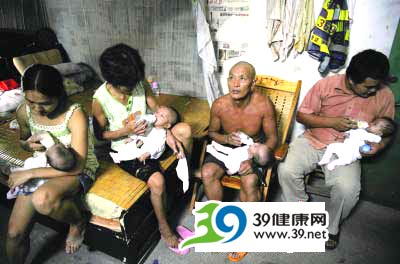 小夫妻生四胞胎花12万 小康之家一夜致贫