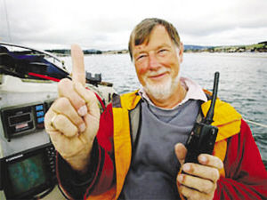 英格兰一男子用手指堵住游艇裂洞幸免于难(图)