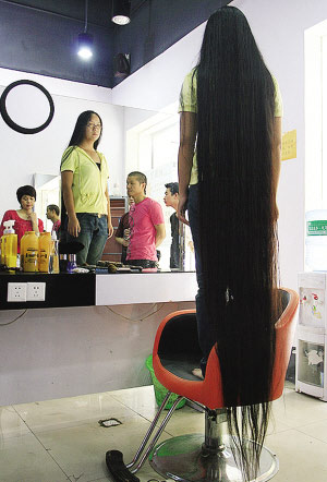 女孩14年未剪发 2.05米长发洗一次四小时(图)