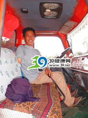 “独臂司机”10年无照开大货车 从未出事