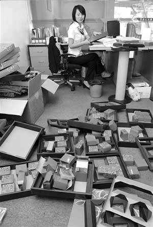 公司买月饼送客户 打开8盒月饼6个是空盒(图)