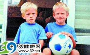 英国男孩割肉救孪生兄弟 血肉情谊更进一步