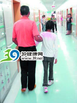 女孩天生双脚掌反长 “倒行”13年渴望正常行走