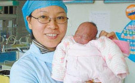 中国最轻早产儿救治成活 出生时巴掌大仅重970克