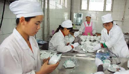 乌鲁木齐:每天15万套不合格消毒餐具流入市场