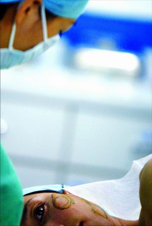 一个两性人的变性故事(组图)