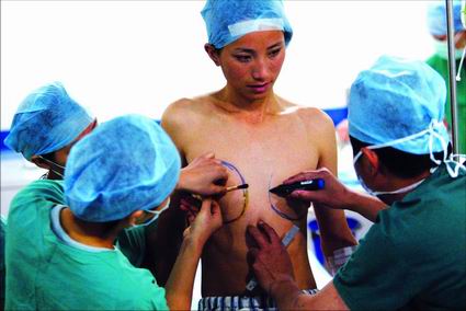 一个两性人的变性故事(组图)