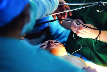 一个两性人的变性故事(组图)